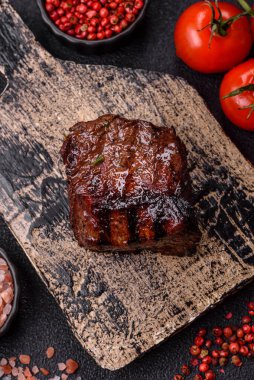 Tuz ve biberli ızgara biftek eti. Biftek ızgarada ızgara. Tasarımın için arka plan olarak.