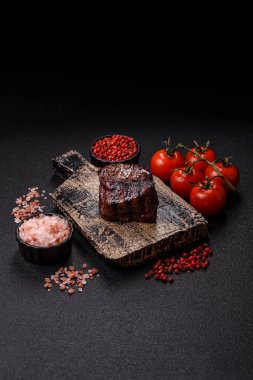 Tuz ve biberli ızgara biftek eti. Biftek ızgarada ızgara. Tasarımın için arka plan olarak.