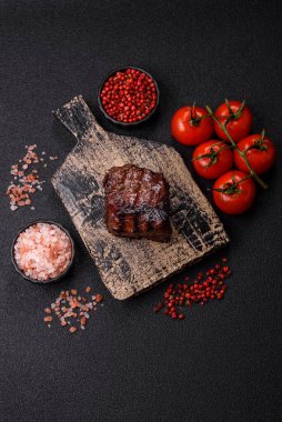 Tuz ve biberli ızgara biftek eti. Biftek ızgarada ızgara. Tasarımın için arka plan olarak.