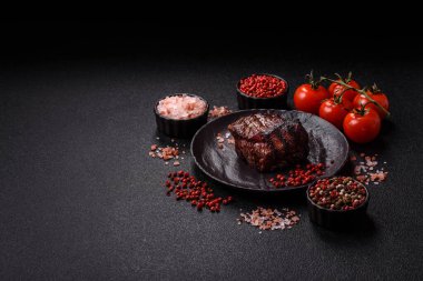 Tuz ve biberli ızgara biftek eti. Biftek ızgarada ızgara. Tasarımın için arka plan olarak.