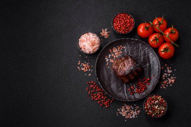 Tuz ve biberli ızgara biftek eti. Biftek ızgarada ızgara. Tasarımın için arka plan olarak.