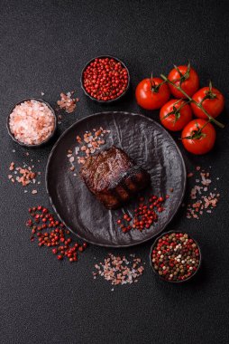 Tuz ve biberli ızgara biftek eti. Biftek ızgarada ızgara. Tasarımın için arka plan olarak.