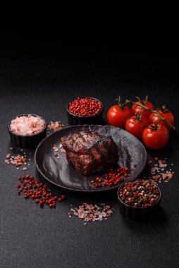 Tuz ve biberli ızgara biftek eti. Biftek ızgarada ızgara. Tasarımın için arka plan olarak.