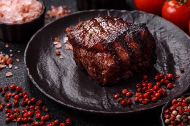 Tuz ve biberli ızgara biftek eti. Biftek ızgarada ızgara. Tasarımın için arka plan olarak.