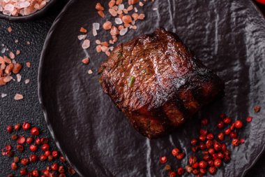 Tuz ve biberli ızgara biftek eti. Biftek ızgarada ızgara. Tasarımın için arka plan olarak.