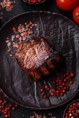 Tuz ve biberli ızgara biftek eti. Biftek ızgarada ızgara. Tasarımın için arka plan olarak.