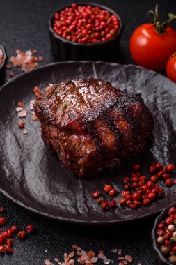 Tuz ve biberli ızgara biftek eti. Biftek ızgarada ızgara. Tasarımın için arka plan olarak.