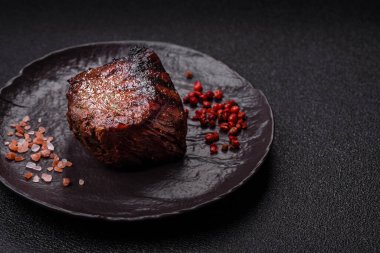 Tuz ve biberli ızgara biftek eti. Biftek ızgarada ızgara. Tasarımın için arka plan olarak.