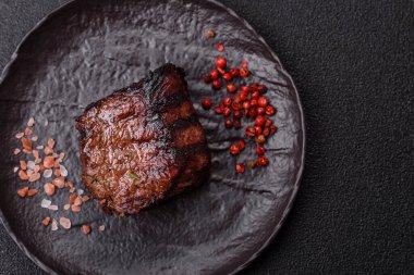 Tuz ve biberli ızgara biftek eti. Biftek ızgarada ızgara. Tasarımın için arka plan olarak.