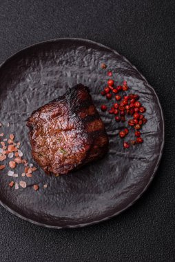 Tuz ve biberli ızgara biftek eti. Biftek ızgarada ızgara. Tasarımın için arka plan olarak.