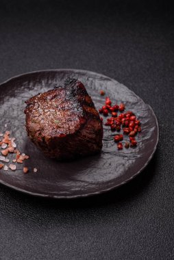 Tuz ve biberli ızgara biftek eti. Biftek ızgarada ızgara. Tasarımın için arka plan olarak.