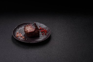 Tuz ve biberli ızgara biftek eti. Biftek ızgarada ızgara. Tasarımın için arka plan olarak.