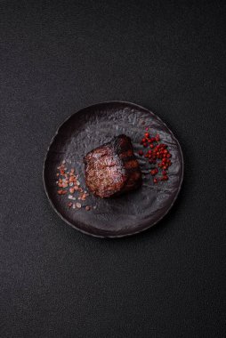 Tuz ve biberli ızgara biftek eti. Biftek ızgarada ızgara. Tasarımın için arka plan olarak.