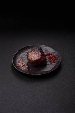 Tuz ve biberli ızgara biftek eti. Biftek ızgarada ızgara. Tasarımın için arka plan olarak.