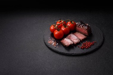 Tuz ve biberli ızgara biftek eti. Biftek ızgarada ızgara. Tasarımın için arka plan olarak.