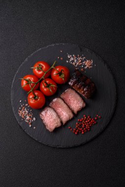 Tuz ve biberli ızgara biftek eti. Biftek ızgarada ızgara. Tasarımın için arka plan olarak.