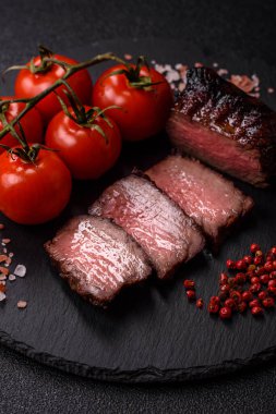 Tuz ve biberli ızgara biftek eti. Biftek ızgarada ızgara. Tasarımın için arka plan olarak.
