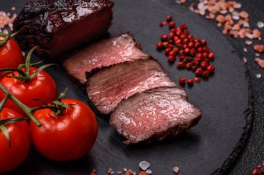 Tuz ve biberli ızgara biftek eti. Biftek ızgarada ızgara. Tasarımın için arka plan olarak.