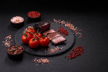 Tuz ve biberli ızgara biftek eti. Biftek ızgarada ızgara. Tasarımın için arka plan olarak.