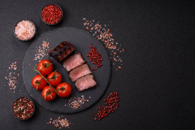 Tuz ve biberli ızgara biftek eti. Biftek ızgarada ızgara. Tasarımın için arka plan olarak.