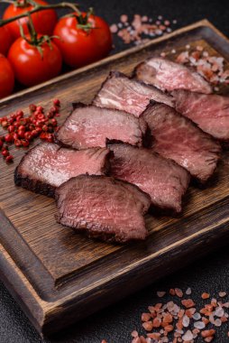 Tuz ve biberli ızgara biftek eti. Biftek ızgarada ızgara. Tasarımın için arka plan olarak.
