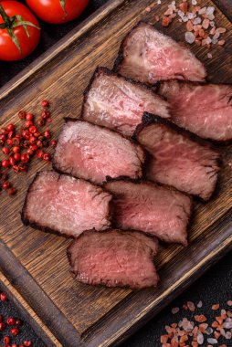 Tuz ve biberli ızgara biftek eti. Biftek ızgarada ızgara. Tasarımın için arka plan olarak.