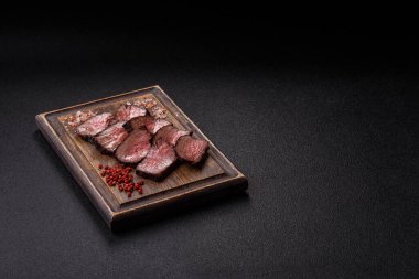 Tuz ve biberli ızgara biftek eti. Biftek ızgarada ızgara. Tasarımın için arka plan olarak.