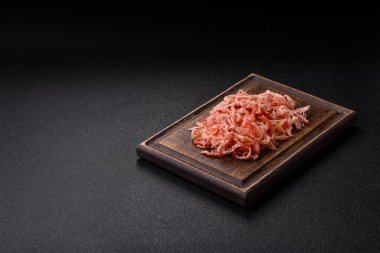 Yiyecek, kurutulmuş kalamar ya da aperatif ya da kurutulmuş et gibi doğranmış. Bira için abur cubur, tasarım için arka plan.