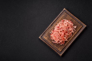 Yiyecek, kurutulmuş kalamar ya da aperatif ya da kurutulmuş et gibi doğranmış. Bira için abur cubur, tasarım için arka plan.