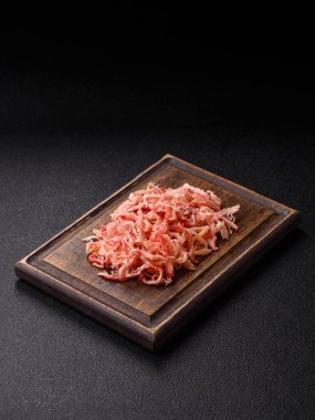 Yiyecek, kurutulmuş kalamar ya da aperatif ya da kurutulmuş et gibi doğranmış. Bira için abur cubur, tasarım için arka plan.