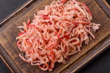 Yiyecek, kurutulmuş kalamar ya da aperatif ya da kurutulmuş et gibi doğranmış. Bira için abur cubur, tasarım için arka plan.