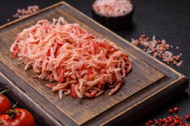 Yiyecek, kurutulmuş kalamar ya da aperatif ya da kurutulmuş et gibi doğranmış. Bira için abur cubur, tasarım için arka plan.