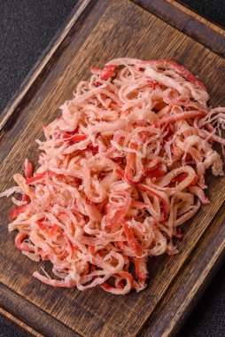 Yiyecek, kurutulmuş kalamar ya da aperatif ya da kurutulmuş et gibi doğranmış. Bira için abur cubur, tasarım için arka plan.