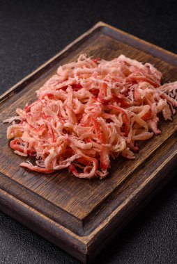 Yiyecek, kurutulmuş kalamar ya da aperatif ya da kurutulmuş et gibi doğranmış. Bira için abur cubur, tasarım için arka plan.