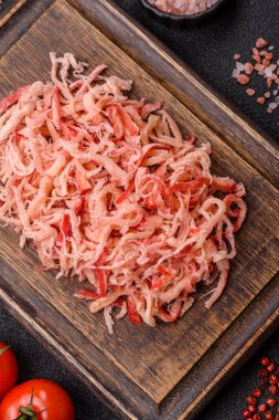 Yiyecek, kurutulmuş kalamar ya da aperatif ya da kurutulmuş et gibi doğranmış. Bira için abur cubur, tasarım için arka plan.