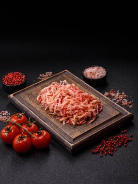 Yiyecek, kurutulmuş kalamar ya da aperatif ya da kurutulmuş et gibi doğranmış. Bira için abur cubur, tasarım için arka plan.