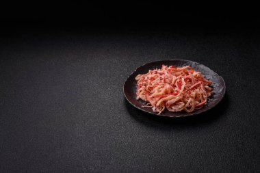 Yiyecek, kurutulmuş kalamar ya da aperatif ya da kurutulmuş et gibi doğranmış. Bira için abur cubur, tasarım için arka plan.