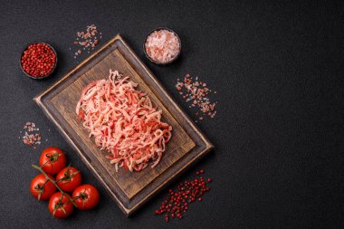 Yiyecek, kurutulmuş kalamar ya da aperatif ya da kurutulmuş et gibi doğranmış. Bira için abur cubur, tasarım için arka plan.