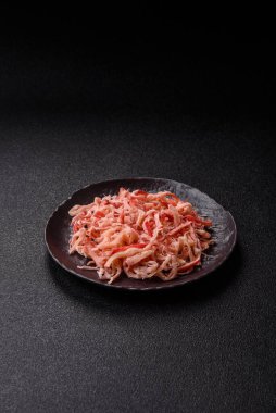 Yiyecek, kurutulmuş kalamar ya da aperatif ya da kurutulmuş et gibi doğranmış. Bira için abur cubur, tasarım için arka plan.