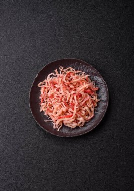 Yiyecek, kurutulmuş kalamar ya da aperatif ya da kurutulmuş et gibi doğranmış. Bira için abur cubur, tasarım için arka plan.