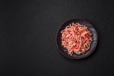 Yiyecek, kurutulmuş kalamar ya da aperatif ya da kurutulmuş et gibi doğranmış. Bira için abur cubur, tasarım için arka plan.