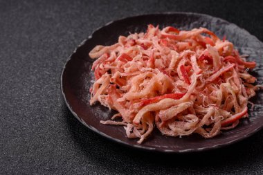 Yiyecek, kurutulmuş kalamar ya da aperatif ya da kurutulmuş et gibi doğranmış. Bira için abur cubur, tasarım için arka plan.