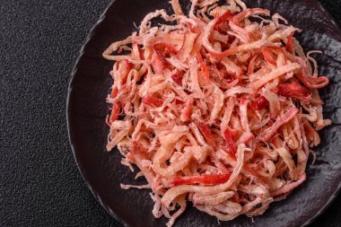 Yiyecek, kurutulmuş kalamar ya da aperatif ya da kurutulmuş et gibi doğranmış. Bira için abur cubur, tasarım için arka plan.