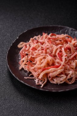 Yiyecek, kurutulmuş kalamar ya da aperatif ya da kurutulmuş et gibi doğranmış. Bira için abur cubur, tasarım için arka plan.