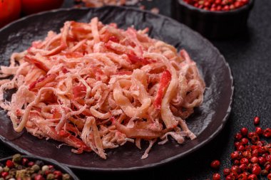 Yiyecek, kurutulmuş kalamar ya da aperatif ya da kurutulmuş et gibi doğranmış. Bira için abur cubur, tasarım için arka plan.