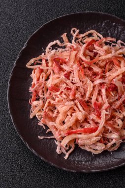 Yiyecek, kurutulmuş kalamar ya da aperatif ya da kurutulmuş et gibi doğranmış. Bira için abur cubur, tasarım için arka plan.