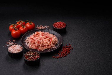 Yiyecek, kurutulmuş kalamar ya da aperatif ya da kurutulmuş et gibi doğranmış. Bira için abur cubur, tasarım için arka plan.