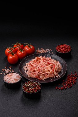 Yiyecek, kurutulmuş kalamar ya da aperatif ya da kurutulmuş et gibi doğranmış. Bira için abur cubur, tasarım için arka plan.