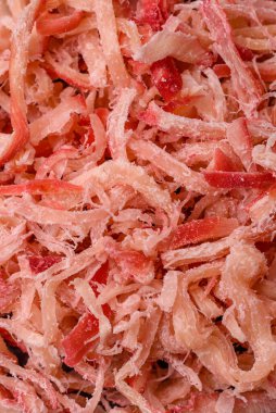 Yiyecek, kurutulmuş kalamar ya da aperatif ya da kurutulmuş et gibi doğranmış. Bira için abur cubur, tasarım için arka plan.