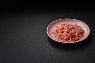 Yiyecek, kurutulmuş kalamar ya da aperatif ya da kurutulmuş et gibi doğranmış. Bira için abur cubur, tasarım için arka plan.